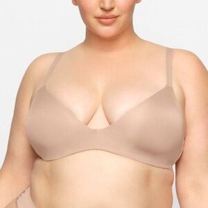 SKIMS Wireless Form Super Push-Up Color Butter and Tan/Beige size 42DDDD